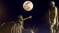 La Súper Luna de Nieve se levanta entre las estatuas de Alejandro Magno (D) y Diógenes de Sinope (I) en Corinto. Foto: AFP