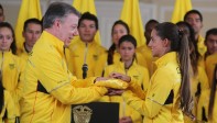 Fabriana recibió del Presidente Santos la Tricolor y tomó el juramento de representación de Colombia.FOTO-COLPRENSA