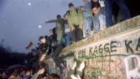 Personas de Alemania Oriental saludan a ciudadanos de Alemania Occidental en la Puerta de Brandeburgo. Foto de archivo tomada el 22 de diciembre de 1989. FOTO AFP