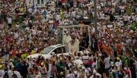 En Catama el papa bajó de un vehículo y abordó el papamóvil para realizar un circuito en un ambiente de fiesta, con música y cánticos, entre los fieles. FOTO ESTEBAN VANEGAS 