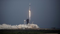 El cohete Falcon 9, de la compañía creada por Elon Musk, despegó según lo previsto, a las 15H22 (19H22 GMT, 2:22 p. m. en Colombia), y puso en órbita sin inconvenientes la cápsula Crew Dragon unos diez minutos después. FOTO AFP