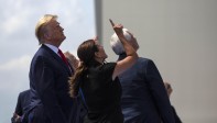 El presidente estadounidense, Donald Trump, asistió en persona al lanzamiento. “Verdadero talento, verdadera genialidad, nadie hace esto como nosotros”, dijo. FOTO AFP