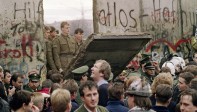 Berlineses occidentales se amontonan frente al muro de Berlín mientras observan a guardias fronterizos de Alemania Oriental. Foto de archivo tomada el 11 de noviembre de 1989. FOTO AFP