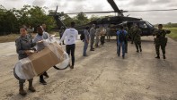 Dos helicópteros Black Hawk de la Fuerza Aérea se encargaron de llevar desde Medellín hasta Vigía del Fuerte, Antioquia, los regalos y a los voluntarios que apoyaron la jornada. Foto: Esteban Vanegas