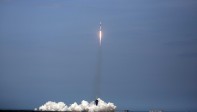 Después, la segunda etapa del Falcon 9 puso la cápsula Crew Dragon en la órbita adecuada para llegar a su destino, la Estación Espacial Internacional (ISS), que vuela a 400 km por encima de los océanos, a más de 27.000 km/h. FOTO AFP