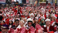 Cientos de ciudadanos se dan cita en Nueva York cada año para apoyar la SantaCon, que tiene fines benéficos. Foto TIMOTHY A. CLARY - Afp