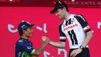 Tom Dumoulin saluda a Nairo en el podio del Giro del centenario. FOTO AFP