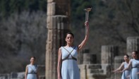 La actriz Xanthi Yeoryíu, en su papel de Gran Sacerdotisa de Olimpia, fue la encargada de recitar la plegaria para encender el fuego. FOTO AFP