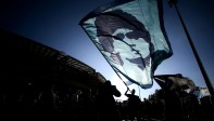 Fanáticos en el mundo le rindieron tributo a la leyenda del fútbol argentino Diego Armando Maradona enterrado en las afueras de Buenos Aires. El cortejo fúnebre recorrió unos 40 km desde la Casa Rosada, sede del Ejecutivo, donde se realizó la velación. Foto: AFP