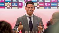 El equipo le regaló una torta y le cantó el cumpleaños feliz en rueda de prensa. FOTO EFE