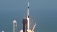 El cohete despegó del Centro Espacial Kennedy, en Florida. Es la primera vez que una empresa privada de Estados Unidos logra concretar una misión de esta naturaleza para la Nasa. FOTO AFP