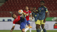 El partido por momentos entro en fricciones y juego fuerte. Foto AFP