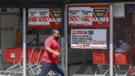 Las tiendas de barrio y los supermercados incrementaron las ventas a domicilio como respuesta a la cuarentena estricta. FOTO MANUEL SALDARRIAGA QUINTERO