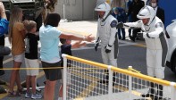 Como la misión se dio en medio de la pandemia, los tripulantes permanecieron en cuarentena y se sometieron a exámenes de covid-19. En la foto, los astronautas se despiden de sus familias. FOTO AFP