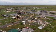 El huracán Laura, a su paso por el sur de Estados Unidos, dejó seis víctimas mortales, así como daños en viviendas y en una planta petroquímica.. FOTO AFP