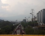 Caos vehicular en la regional por cierre de carril cerca a Parques del Río en Medellín. FOTO JUAN DIEGO ORTIZ