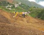 Desde la parte alta del talud, con maquinaria pesada se trabaja en la remoción de material desprendido. La concesión pierde 500 millones de pesos por cada día de cierre. FOTO cortesía devimed