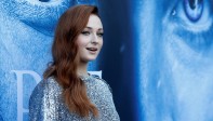 Sophie Turner, quien interpreta a Sansa Stark estuvo muy alegre en la premier. FOTO Reuters