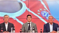 Durante la presentación, James estuvo acompañado del entrenador Carlo Ancelotti y Karl-Heinz Rummenigge, presidente del Consejo directivo del club. FOTO EFE