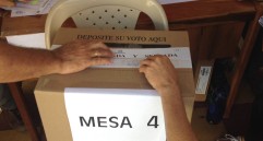 Ciudadanos depositan su voto en la urnas durante la segunda vuelta. FOTO MANUEL SALDARRIAGA
