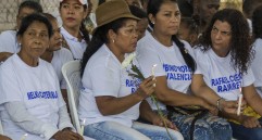 Un grupo de víctimas durante el acto de perdón que realizaron las Farc por la masacre de La Chinita en Apartadó. FOTO: RÓBINSON SÁENZ