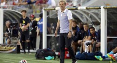 Jurgen Klinsmann está en el ojo del huracán, con muchas críticas en EE. UU. y hoy obligado a ganarle a Costa Rica. FOTO AFP