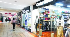 El vestuario tiene una significativa participación dentro de la oferta comercial de los centros. En la actualidad hay variedad de marcas especializadas en calzado, ropa y joyería, entre otros. Foto: Juan Antonio Sánchez