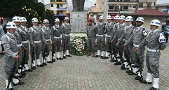 Los militares con la placa conmemorativa de la tragedia del Chapeceonse, en el municipio de La Unión. FOTO MANUEL SALDARRIAGA