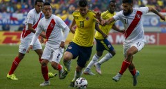 Imagen de la última vez que se enfrentaron por Copa América. Fue en Chile 2015 y el encuentro culmino 0-0 en la fase de grupos. Perú fue segundo y Colombia, tercera de su grupo. FOTO Colprensa