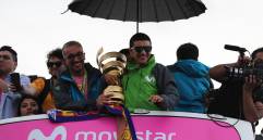 Richard Carapaz con el trofeo que lo acredita como ganador del Giro de Italia. FOTO EFE
