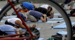 Yoga y bicicleta pedalean juntos en el Foro Mundial de la Bicicleta