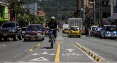Según el experto Santiago Ortega (foto inferior derecha), las ciclorrutas son vitales para la movilidad sostenible. FOTO JAIME PÉREZ