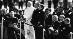 Belisario Betancur fue el anfitrión en 1986 de la visita del Papa Juan Pablo II. FOTO ARCHIVO