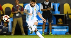 Messi ejecutando el tiro libre del tercer gol en la victoria 5-0 sobre Panamá. Es el goleador de la Copa con tres tantos. FOTO reuters