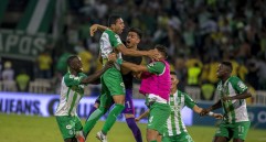 Se superaron adversidades de una temporada floja. Los verdes celebraron el título tras el gol de Bocanegra. FOTO Juan A. Sánchez