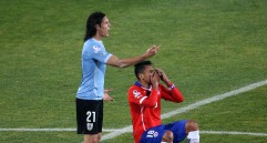 Cavani fue expulsado por lanzarle un manotazo a Jara en el partido Uruguay - Chile. FOTO AFP