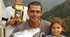 Jairo López Bedoya produce café especial en límites de La Ceja y Montebello, en el suroriente de Antioquia. FOTO donaldo zuluaga