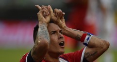 Blas Pérez se convirtió en el primer jugador panameño que hace un gol en la Copa América. Marcó los dos ante Bolivia. FOTO afp 