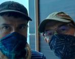 El ingeniero antioqueño Iván Darío Giraldo (de gafas), junto a su pareja Juan Pablo Villegas, aislados y a la espera de ayuda en el crucero Celebrity Eclipse. FOTO: CORTESÍA.