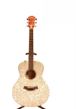 Una de las guitarras que se exhibe es esta, utilizada por la cantante Taylor Swift, que empezó en el country. 
