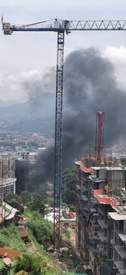 Una gran columna de humo dejó la emergencia. FOTO MATEO ROBLEDO