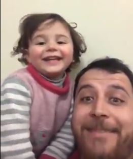 Hombre logra hacer reír a su hija durante detonaciones en Siria