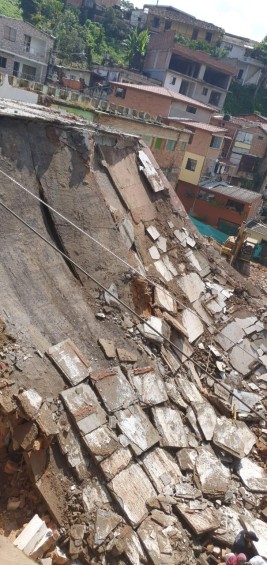 El colapso parcial de la antigua plaza de mercado de Yolombó ocurrió en la mañana de este martes. FOTO CORTESÍA GOBERNACIÓN DE ANTIOQUIA