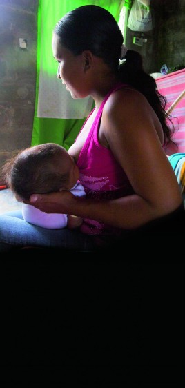 Nora Taborda es una mamá que le ha apostado a la lactancia como opción de vida. A pesar de todas las adversidades de la región donde vive, sus niños son sanos. FOTO Donaldo Zuluaga