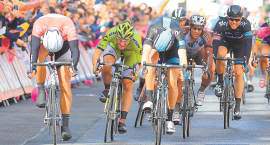 Marcel Kittel celebró su cumpleaños con triunfo | Final de película. Marcel Kittel -de camisilla roja- celebró su segundo triunfo en el Giro. FOTO AFP