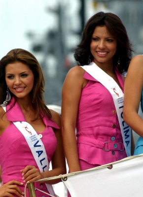 Colprensa - Las candidatas a Señorita Colombia visitaron el buque Escuela de la Armada Nacional, A.R.C. Gloria, en el Muelle de la Base Naval de Bocagrande.