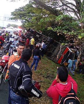 El accidente se produjo cuando el bus trató de esquivar dos motocicletas que habían chocado. FOTO Cortesía