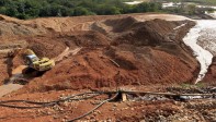 Las autoridades medio ambientales estiman que 45.000 hectáreas han sido afectadas por la deforestación por minería de oro en Antioquia. Las dragas, retroescavadoras y volquetas dejan paisajes desérticos y tristes. FOTO MANUEL SALDARRIAGA