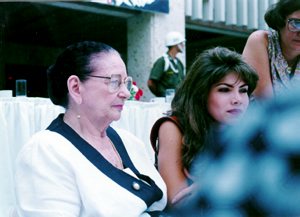 ArchivoCatherire Sánchez, "la señora Amazonas", sin duda el mayor escándalo de Cartagena. En la foto aparece con la desaparecida Teresa Pizarro de Angulo.