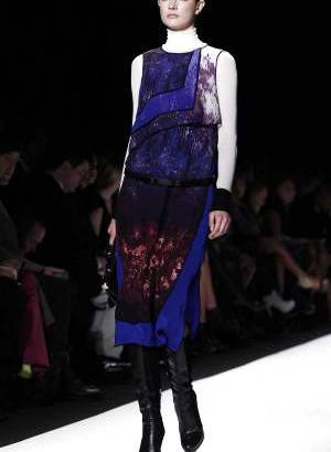 Reuters - La colecci&#243;n Bcbg de Max Azria equilibr&#243; los tonos amarillo y cobalto sobre cl&#225;sicos del oto&#241;o como el azul marino y el gris.